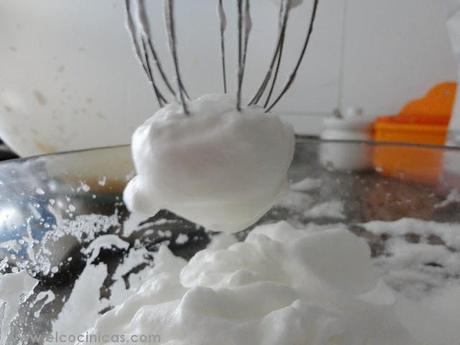 Bizcocho de chocolate blanco y crema agria