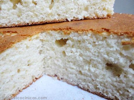 Bizcocho de chocolate blanco y crema agria