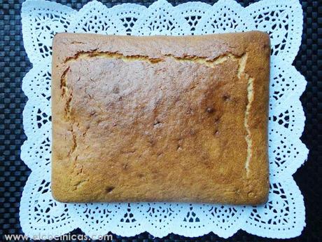 Bizcocho de chocolate blanco y crema agria