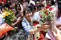 Las autoridades birmanas entregan un pasaporte a la nobel de la paz Suu Kyi