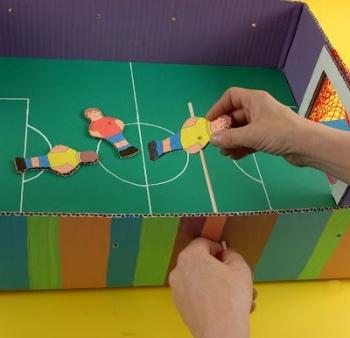 Un futbolín completamente casero