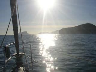 CÓMO ARROJAR LAS CENIZAS AL MAR.