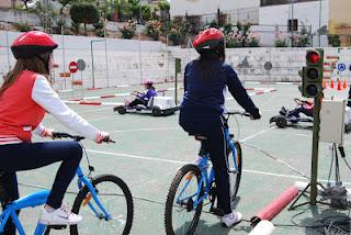 Los escolares de Huétor Vega aprenden seguridad vial en un circuito de minikart