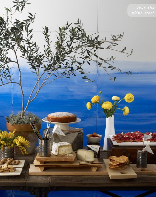 Decoración de mesa muy mediterránea en blanco y azul