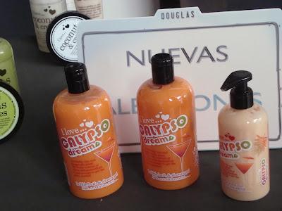 Una beauty excursión al taller de Douglas a bordo de un Mustang rojo.