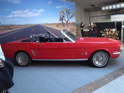 Una beauty excursión al taller de Douglas a bordo de un Mustang rojo.