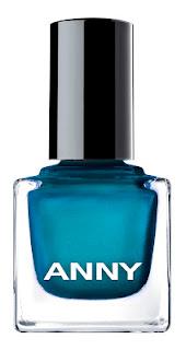 Una beauty excursión al taller de Douglas a bordo de un Mustang rojo.