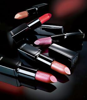 Una beauty excursión al taller de Douglas a bordo de un Mustang rojo.