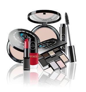 Una beauty excursión al taller de Douglas a bordo de un Mustang rojo.