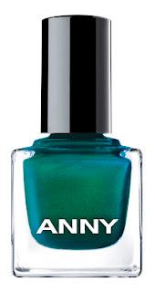 Una beauty excursión al taller de Douglas a bordo de un Mustang rojo.