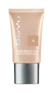 Una beauty excursión al taller de Douglas a bordo de un Mustang rojo.