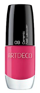 Una beauty excursión al taller de Douglas a bordo de un Mustang rojo.