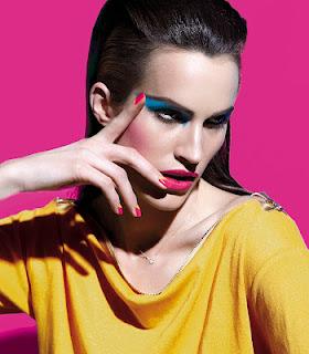 Una beauty excursión al taller de Douglas a bordo de un Mustang rojo.