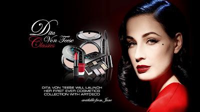 Una beauty excursión al taller de Douglas a bordo de un Mustang rojo.