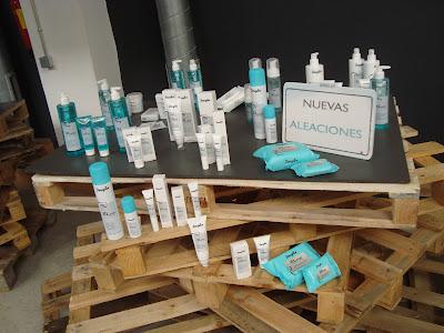 Una beauty excursión al taller de Douglas a bordo de un Mustang rojo.