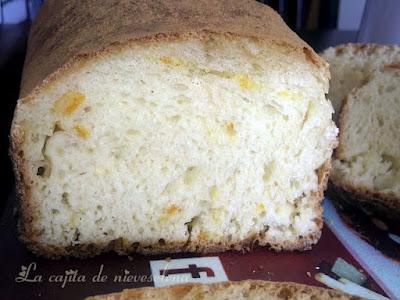 Pan de molde de leche y canela con naranja confitada