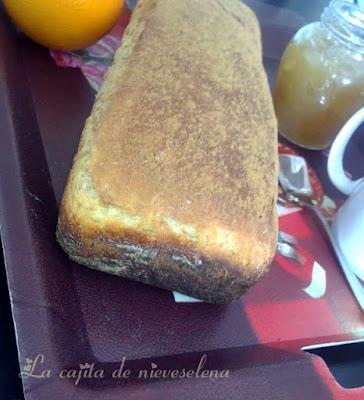 Pan de molde de leche y canela con naranja confitada