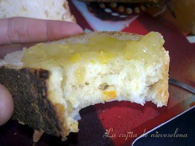 Pan de molde de leche y canela con naranja confitada