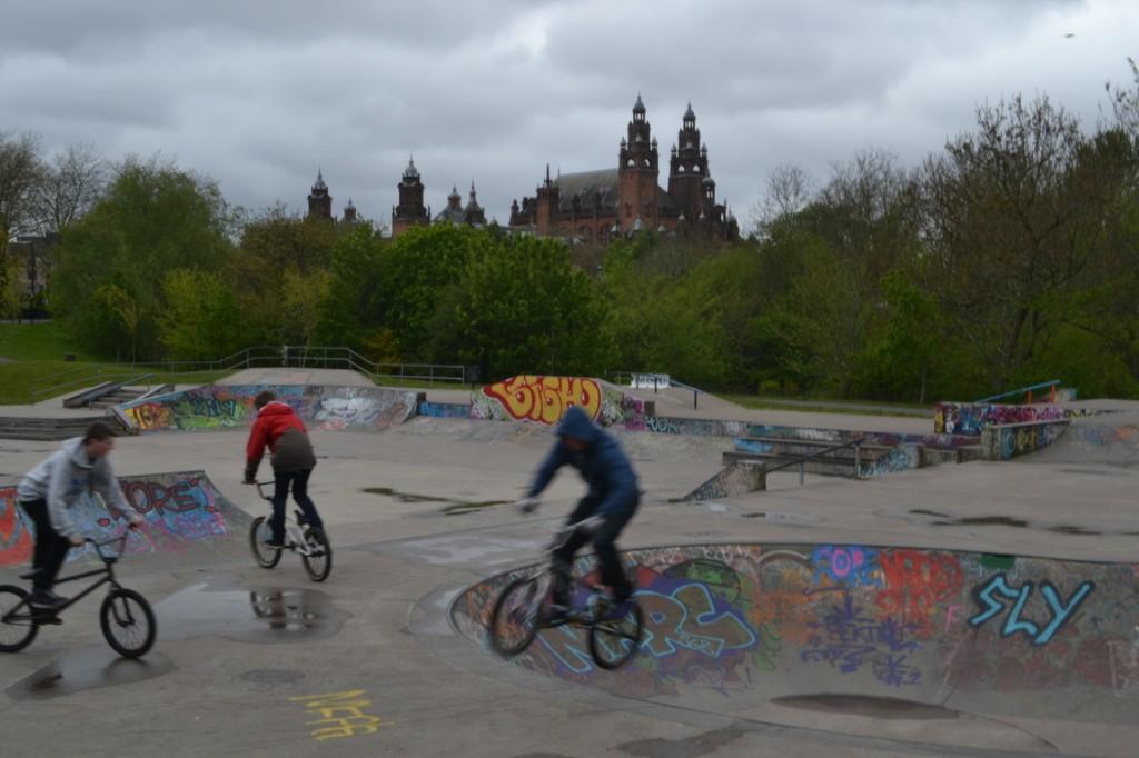 Pista de skate y bicis, con el Museo Kelvingrove de fondo