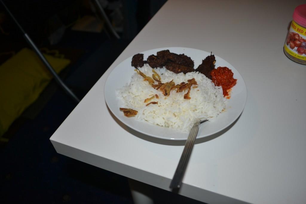 Arroz con embal, sambal y terasi