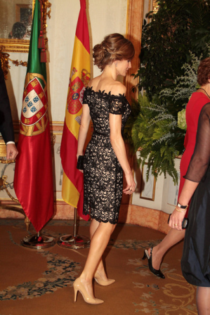 El look de Dña. Letizia en una cena de gala en Portugal
