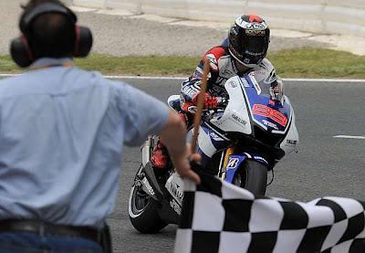 Lorenzo seduce en Montmeló reforzando su liderato tras superar a Pedrosa