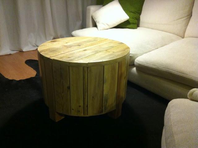 La mesa de Carlos hecha con una bobina y palets
