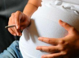 Los bebés de mamás fumadoras pesan 200 gramos menos al nacer