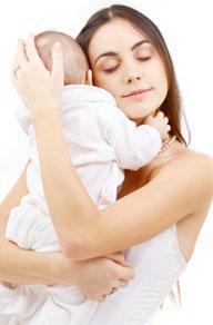 Los bebés lloran menos, si los cargan más