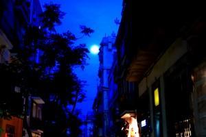 Enigmática luna llena (Gracia, Barcelona, juny 2012) ENIGMÁTICA LUNA LLENA