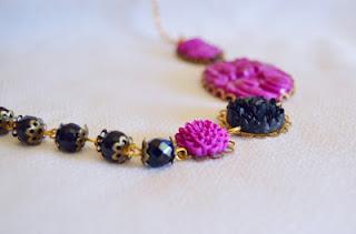 Collar Vinage fucsia y negro