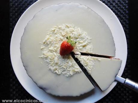 Tarta de fresas y chocolate blanco