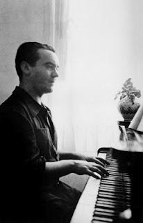 García Lorca al piano en la casa de su familia en Huerta de San Vicente (Ganada)