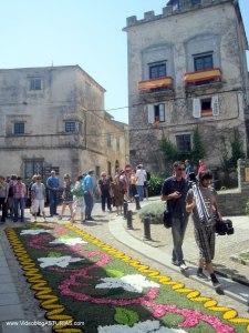 Corpus Christi Castropol y alfombras florales: Alfombras florales y banderas España en terrazas