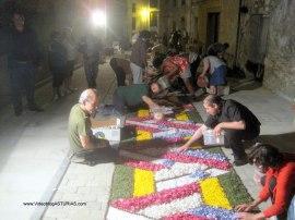 Corpus Christi Castropol y alfombras florales: Vecinos montando alfombras florales