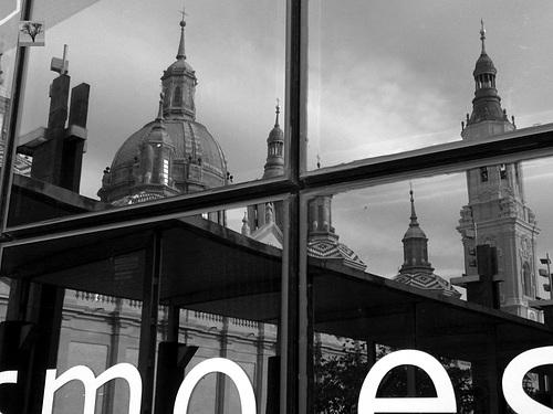 El término basílica proviene del latín basilica que a su vez...