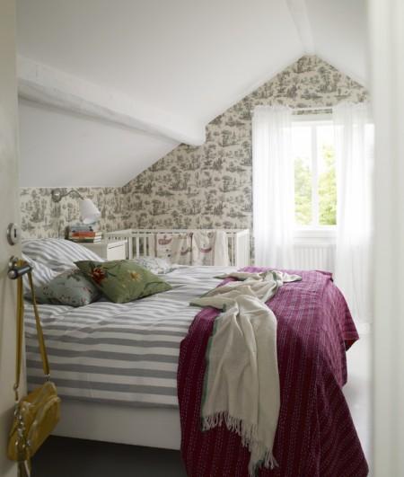 Dos casas de verano en Suecia suelo de madera blanco residencias de verano papel de pared naturaleza panelado de madera blancad estilo sueco estilo nórdico diseño nórdico decorar en blanco decorar casas decoración rústica moderna en blanco chandeliers decoración casas de verano casas de vacaciones blogs de interiorismos blog de decoración