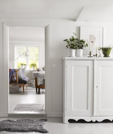 Dos casas de verano en Suecia suelo de madera blanco residencias de verano papel de pared naturaleza panelado de madera blancad estilo sueco estilo nórdico diseño nórdico decorar en blanco decorar casas decoración rústica moderna en blanco chandeliers decoración casas de verano casas de vacaciones blogs de interiorismos blog de decoración