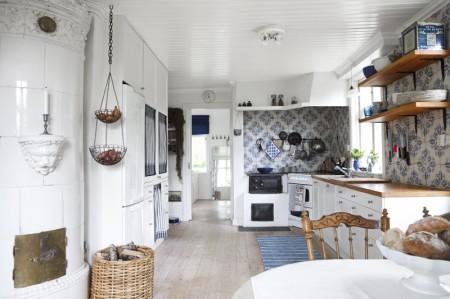 Dos casas de verano en Suecia suelo de madera blanco residencias de verano papel de pared naturaleza panelado de madera blancad estilo sueco estilo nórdico diseño nórdico decorar en blanco decorar casas decoración rústica moderna en blanco chandeliers decoración casas de verano casas de vacaciones blogs de interiorismos blog de decoración