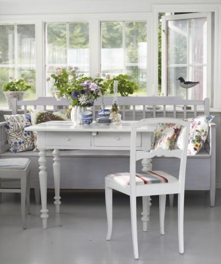 Dos casas de verano en Suecia suelo de madera blanco residencias de verano papel de pared naturaleza panelado de madera blancad estilo sueco estilo nórdico diseño nórdico decorar en blanco decorar casas decoración rústica moderna en blanco chandeliers decoración casas de verano casas de vacaciones blogs de interiorismos blog de decoración