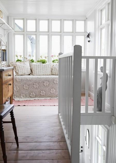 Dos casas de verano en Suecia suelo de madera blanco residencias de verano papel de pared naturaleza panelado de madera blancad estilo sueco estilo nórdico diseño nórdico decorar en blanco decorar casas decoración rústica moderna en blanco chandeliers decoración casas de verano casas de vacaciones blogs de interiorismos blog de decoración