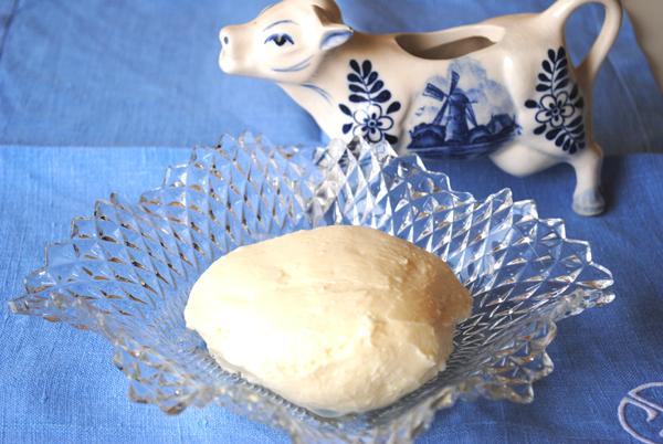 Mantequilla casera hecha con nata (crema de leche)