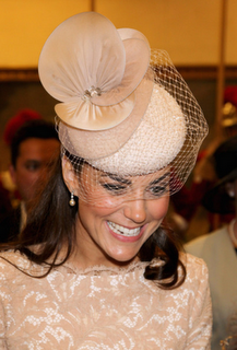 Consigue el sombrero que la Duquesa de Cambridge llevó en la Misa de Acción de Gracias en el 60 Jubileo de la Reina Isabel