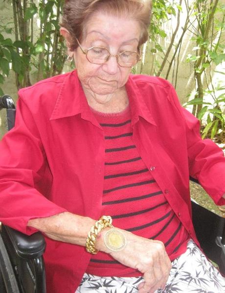 Mujer de 87 años regalará morocota de oro a primera dama