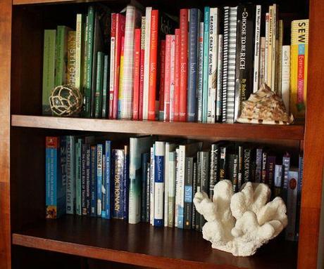 ORDENAR LOS LIBROS POR COLORES ordenar la libreria