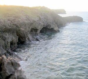 Playa de San Antolín en Llanes: Cuevas posteriores a punta la Dehesa