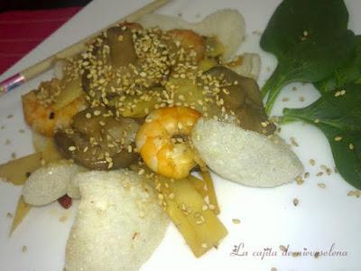 Wok de langostinos con bambú y setas sobre pan de gambas