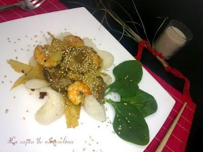 Wok de langostinos con bambú y setas sobre pan de gambas