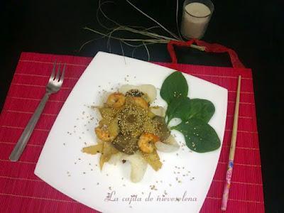 Wok de langostinos con bambú y setas sobre pan de gambas