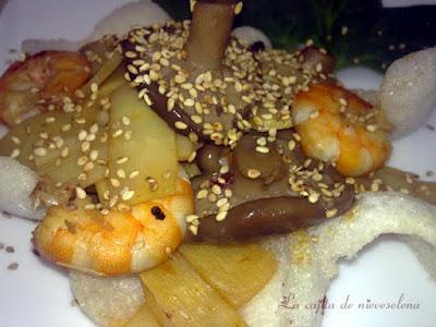 Wok de langostinos con bambú y setas sobre pan de gambas